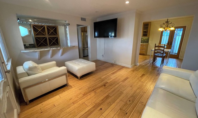 Sunset Park Apartment | Cozy 1-bedroom apartment in delightful Santa Monica with AC, WiFi.