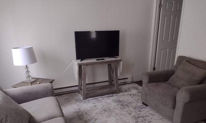 Solvay Apartment | ~Cozy 1 bedroom apartment near Amphitheater and NYS Fairgrounds~