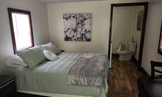 Piper Gap House | Cozy 1-bedroom house in awesome Lambsburg with WiFi, AC , swimming pool.