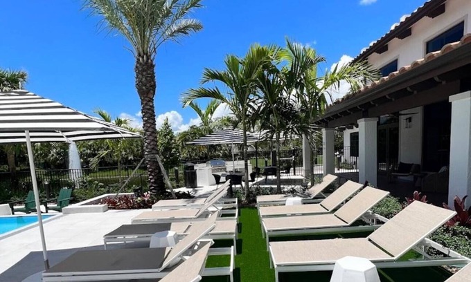 Sunrise Apartment | Cozy 1-bedroom in a 3 bedroom beautiful luxury apartment in Sunrise , pool, gym