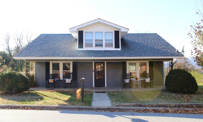 Canton House | Cozy 1-Bedroom Retreat 3 mins to downtown Canton, 25 to Downtown Asheville!
