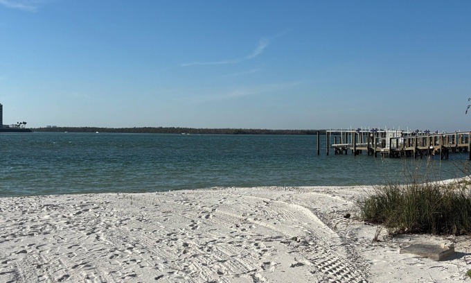 Fort Myers Beach Condo | Cozy 1-bedroom condo with WiFi, AC in fabulous Fort Myers Beach