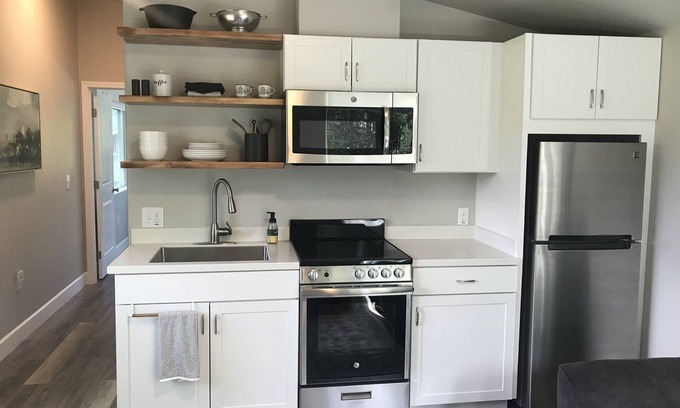 Mid-Hillside Apartment | Cozy 1 bedroom with beautiful Alaskan views