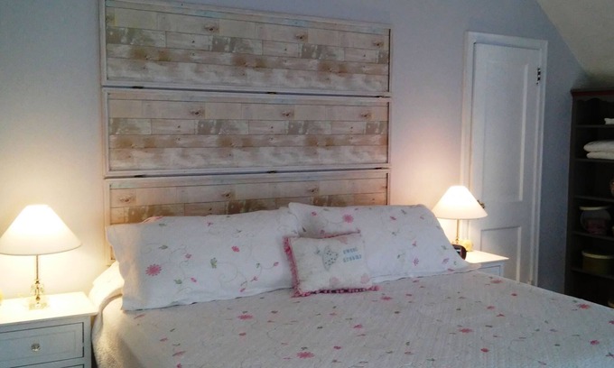 Northfield Bed & Breakfast | Cozy 1-bedroom with WIFI, AC in charming Northfield.