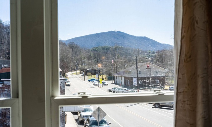 Lansing Apartment | Cozy 1Bdrm Apartment Above Old Orchard Creek General Store