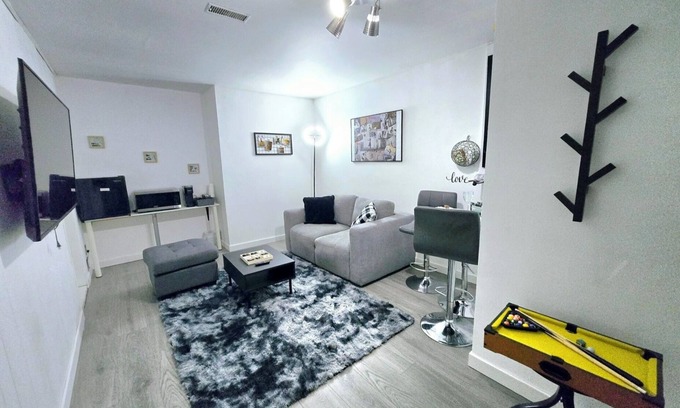 Burnaby House | COZY 1Br Basement Suite Perfect for Couple!Free Sparkling Wine! Private Parking.