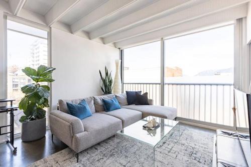 Chinatown Apartment | Cozy 1BR with AC, Chinatown, Rogers Arena, Seawall