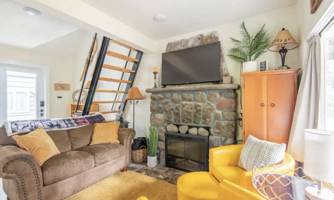 Mount Hood Village Cottage | Cozy 2 bed 1 bath cottage + opt'l bunkhouse with bathroom, Wi-Fi, AC Hot Tub!