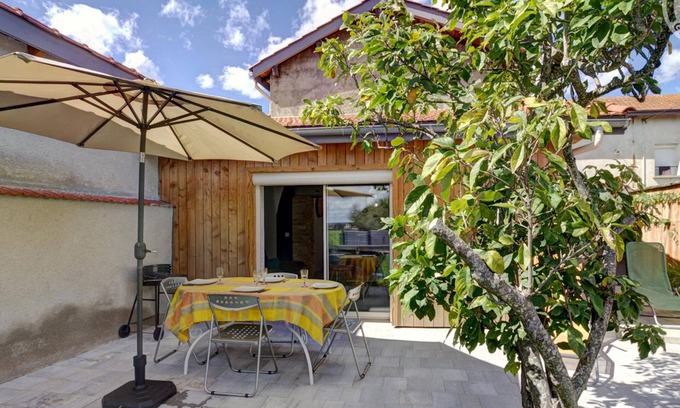 Balbigny Cottage | Cozy 2-bedroom accommodation with garden and terrace in Balbigny