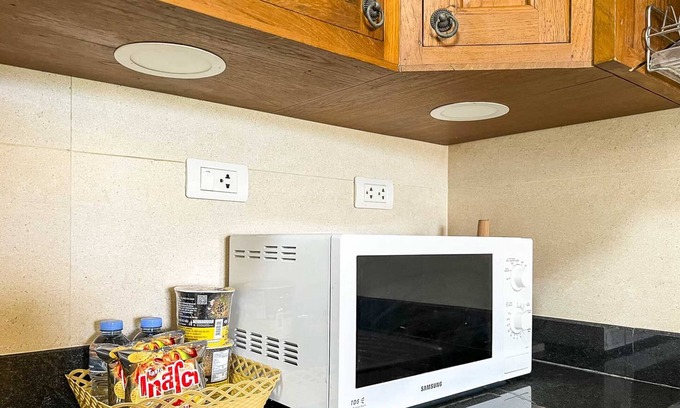 Wat Ket Apartment | Cozy 2-bedroom apartment with Balcony and Pool near Train Station