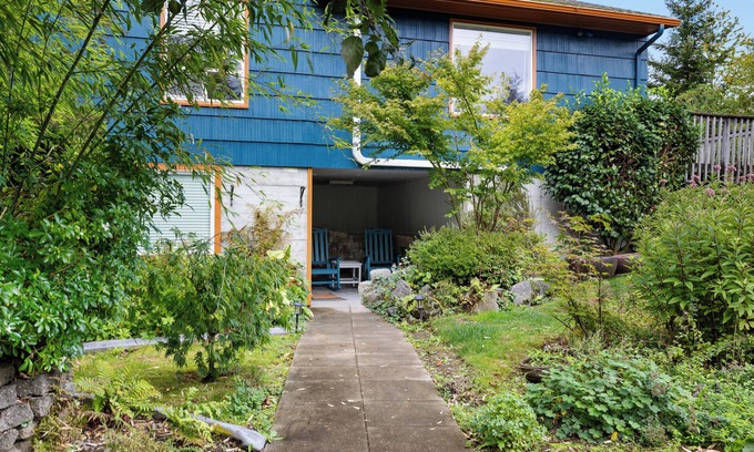 Olympia Apartment | Cozy 2-bedroom apartment in park like setting with WiFi, pet friendly