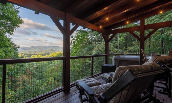 Blairsville Cabin | Cozy 2-bedroom cabin in beautiful Blairsville with AC, WiFi
