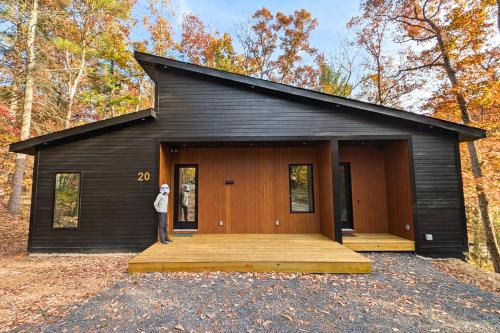 Mount Jackson Ski Chalet | Cozy 2-bedroom cabin in welcoming Shenandoah, Basye with WiFi, AC, EV
