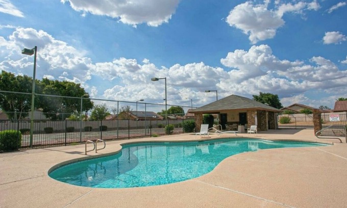 Glendale Condo | Cozy 2-bedroom condo in amazing Glendale pool/WiFi 5 min from Peoria Sprt Cmplx