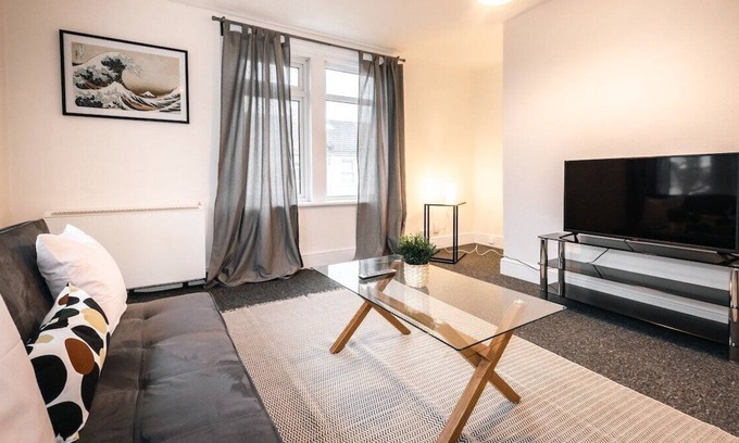 Swindon Apartment | Cozy 2 bedroom flat / Parking