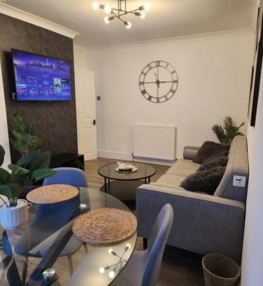 Stonnall Apartment | Cozy 2 bedroom Home Near Bham Airport & NEC