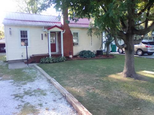 Lake Breeze Park House | Cozy 2 Bedroom Home