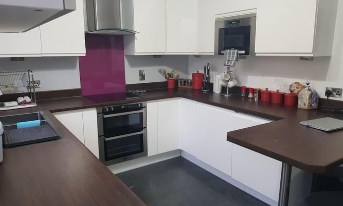 Sileby House | Cozy 2 bedroom house with private parking