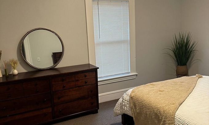 Bridgeport House | Cozy 2 bedroom near Bridgeport Hospital