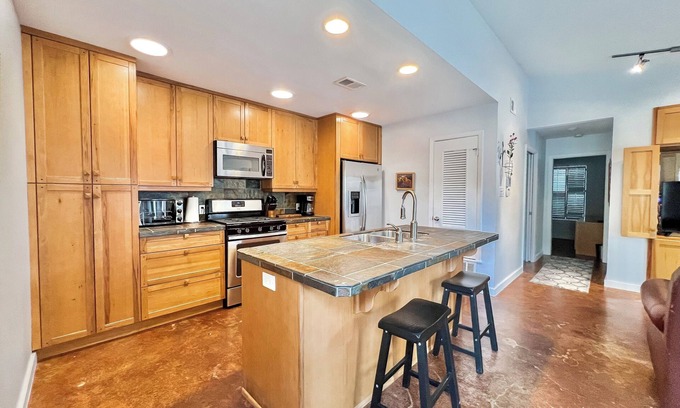 St. Edwards Apartment | Cozy 2bd/1br Apt mins Away From Downtown