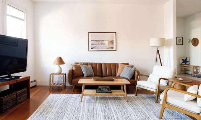 Off Broadway Apartment | Cozy 2BR/2BA Apt on Broadway