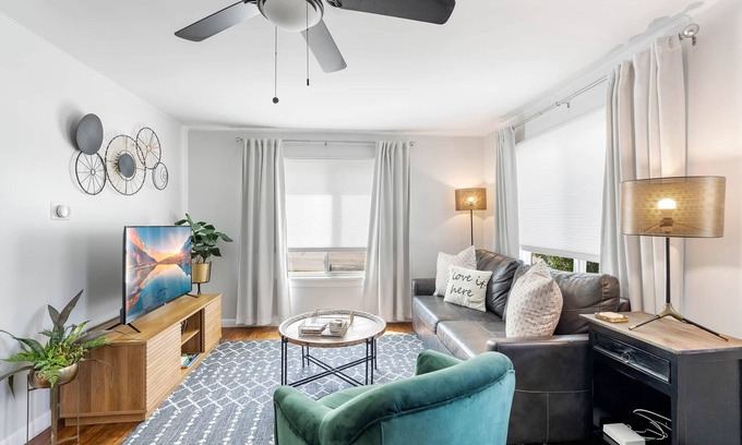 Sheridan House | Cozy 2BR Getaway & Sleep 6 | The Emerald City Bungalow
