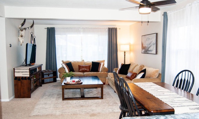 Akron House | Cozy 2BR Getaway