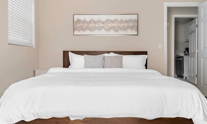 Highlands House | Cozy 2BR | King Beds | Parking | Near Attractions