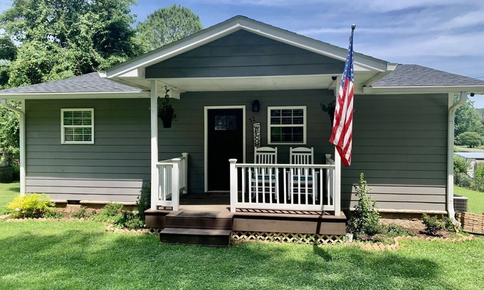 Jacksons' Gap House | Cozy 3 Bedroom, 2 Bathroom Cottage, right on the water!