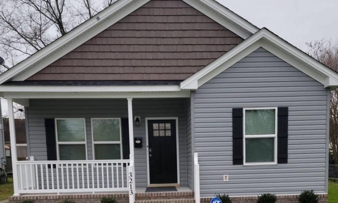 Portsmouth House | Cozy 3-bedroom 2 bath home with porch and back deck - 3 mins from River Casino!