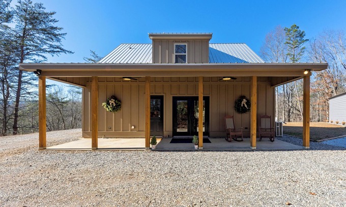 Dahlonega Cabin | Cozy 3-bedroom cabin in Dahlonega with a vibrant Game Room!