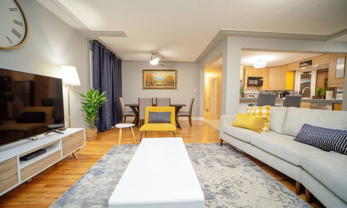 Northeast Edmonton House | Cozy 3 Bedroom Contemporary Home With Free Parking