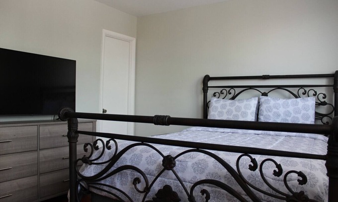 Nauck Apartment | Cozy 3 Bedroom/Great Location! Parking incl.