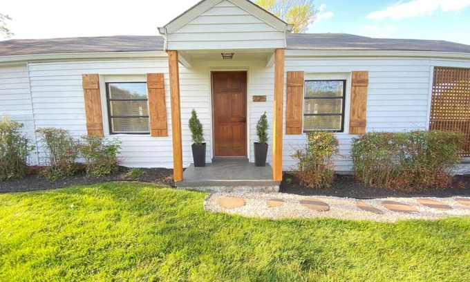 Knoxville House | Cozy 3 Bedroom Home- Book Now!