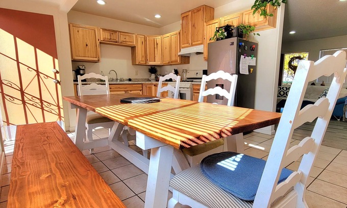 Beaumont House | Cozy 3 Bedroom House, Family and Pet Friendly