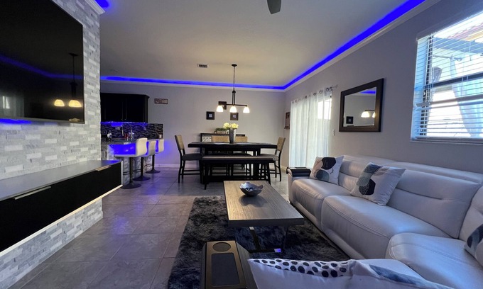 Homestead House | Cozy 3-bedroom townhome inHomestead , near Keys, with AC, full kitchen , WiFi