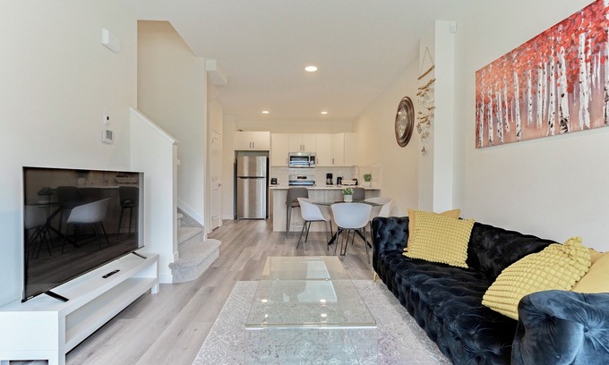 North Central Edmonton House | Cozy 3 bedroom townhouse in downtown Edmonton.