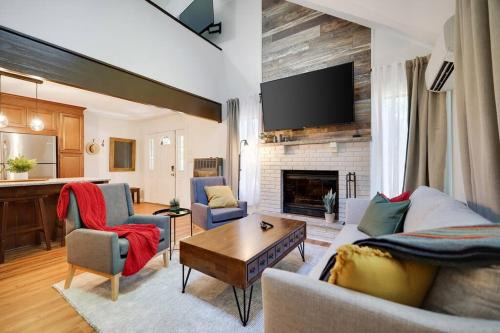 East Stroudsburg House | Cozy 3 BR Game Area Fire Pit