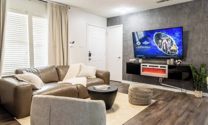 McKinney House | Cozy 3b2b Duplex Home in South Austin