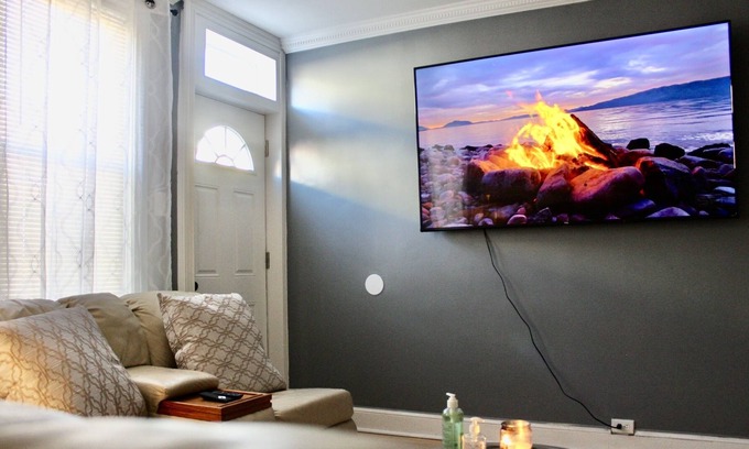 Kensington House | COZY 3BR Townhouse with HOT TUB! Free Disney+ &Netflix!