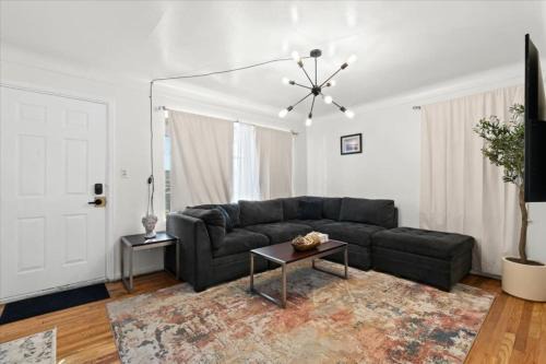 Dearborn Heights House | Cozy 4 Bedroom-Outdoor furniture- 2 bathrooms