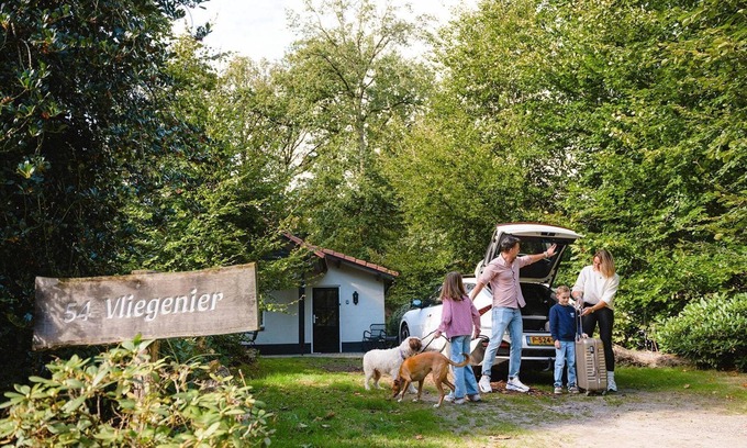 Uden House | Cozy 4-person bungalow with lovely private outdoor hot tub.