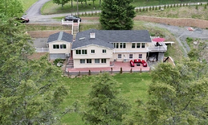 Greentown House | Cozy 4bd with the gym, sauna, hot tube seasonal pool