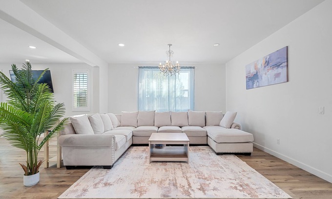 Ontario House | Cozy 5B4.5B｜Communal Pool｜Pets OK｜Garage & Driveway｜Specious Backyard #42465