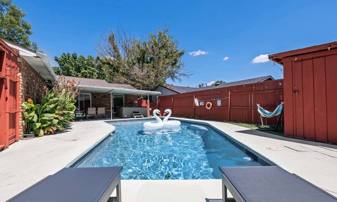 Rowlett House | Cozy 5BR Pool House with Hot Tub Near The Lake