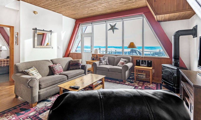 Silver Star Mountain Hotel | Cozy A-Frame Mountain Suite w/Fireplace & Deck