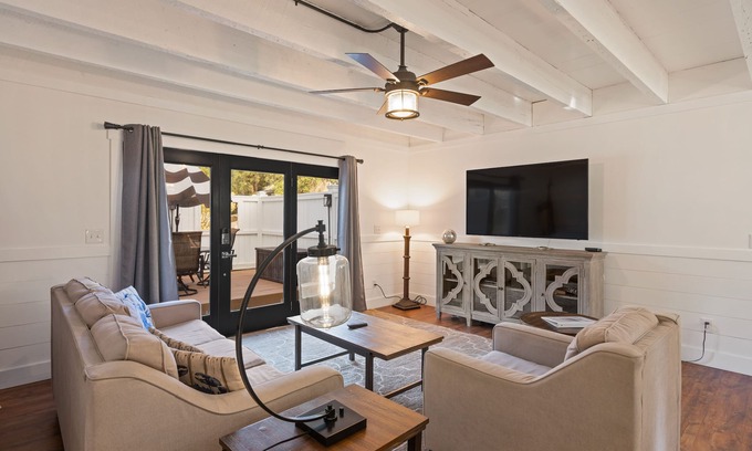 East Beach House | Cozy and adorable 2BR next to Coast Guard Beach!