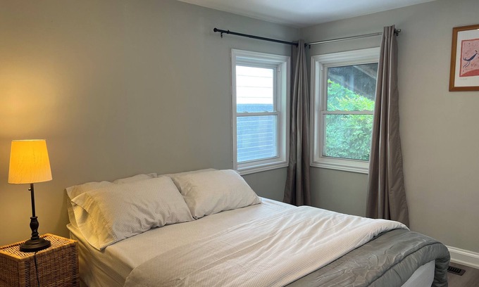 Oakville House | Cozy and Cheerful 2 bedroom home