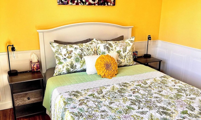 Happy Valley Cottage | Cozy and private. 6 min drive to Beach with volcanic views.