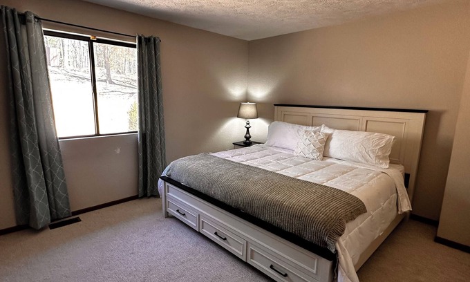 Holiday Hills Condo | Cozy and quiet 2-bedroom condo with WiFi and AC in charming Traverse City